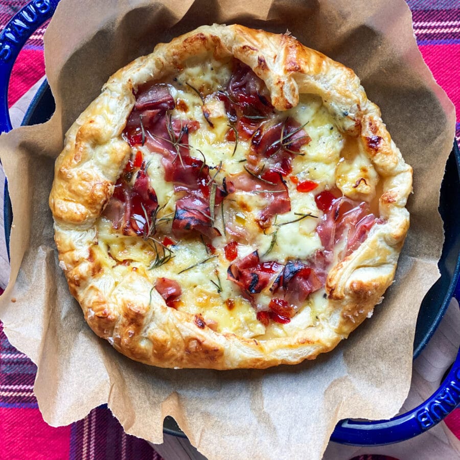 baked brie in puff pastry