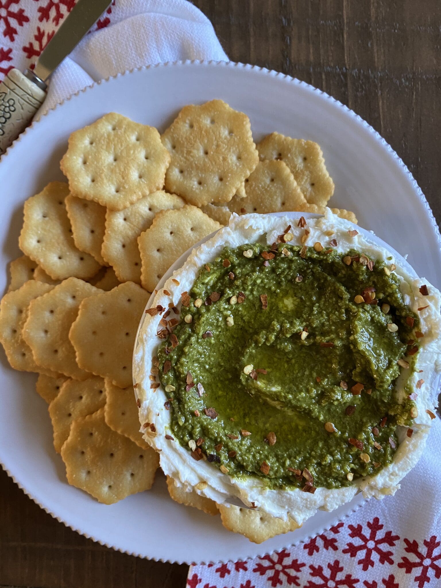 Pesto dip with crackers