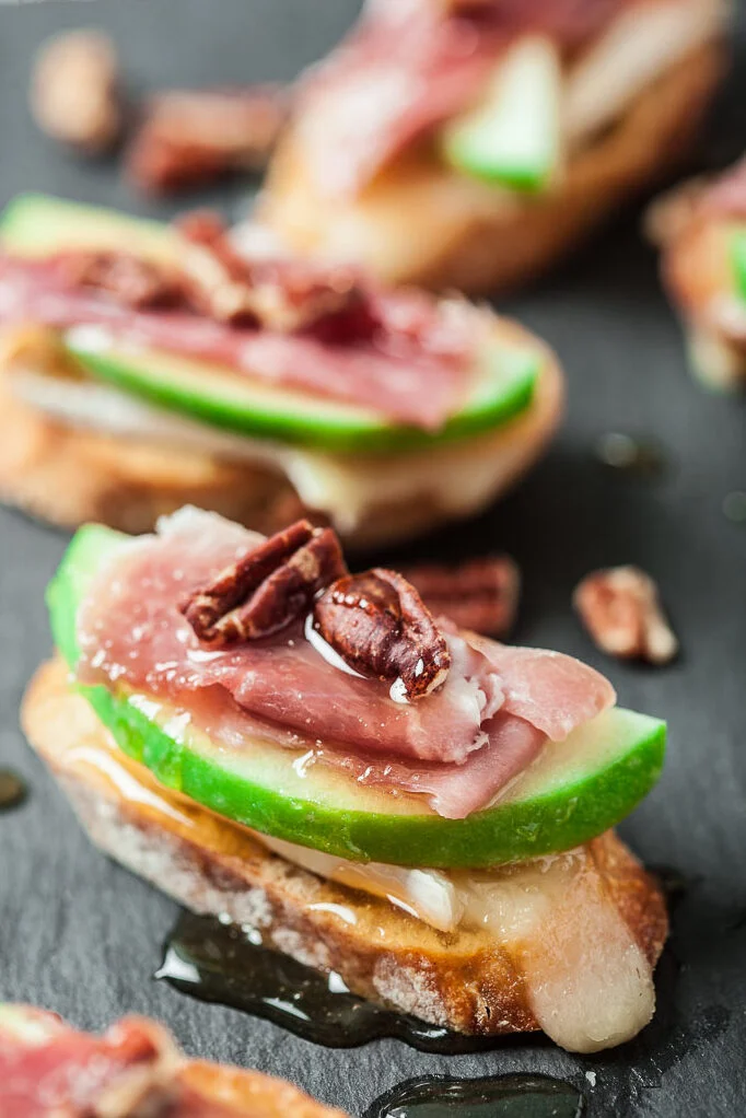 apple and brie and proscuitto appetizer