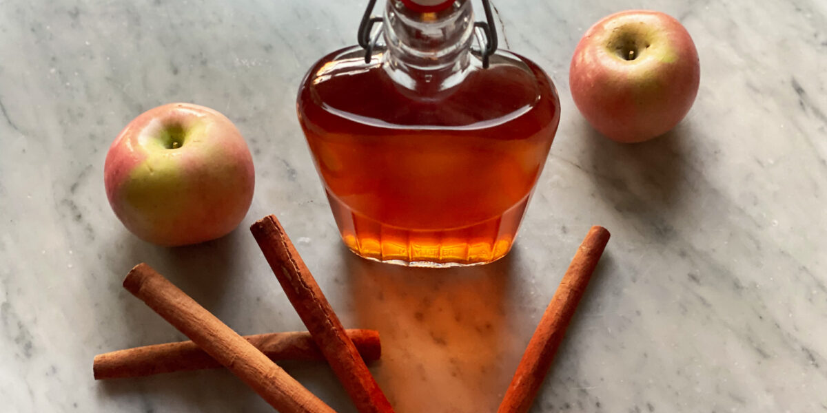 apple cinnamon bourbon with apples and cinnamon stocks