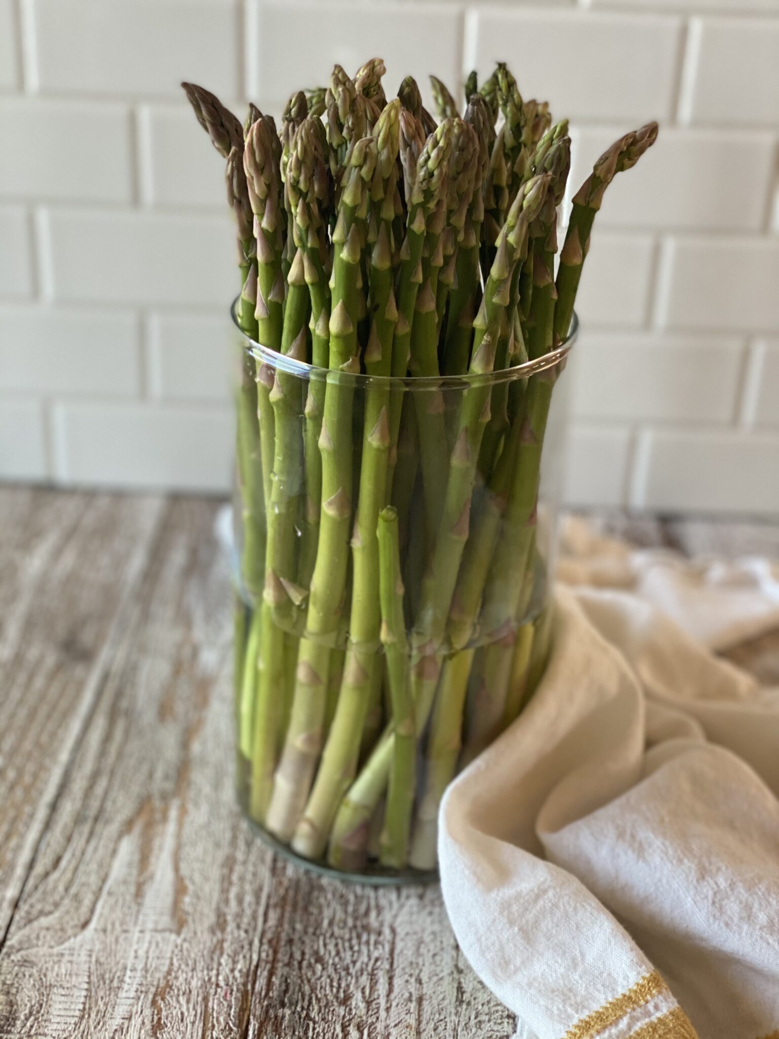asparagus in a glass with water