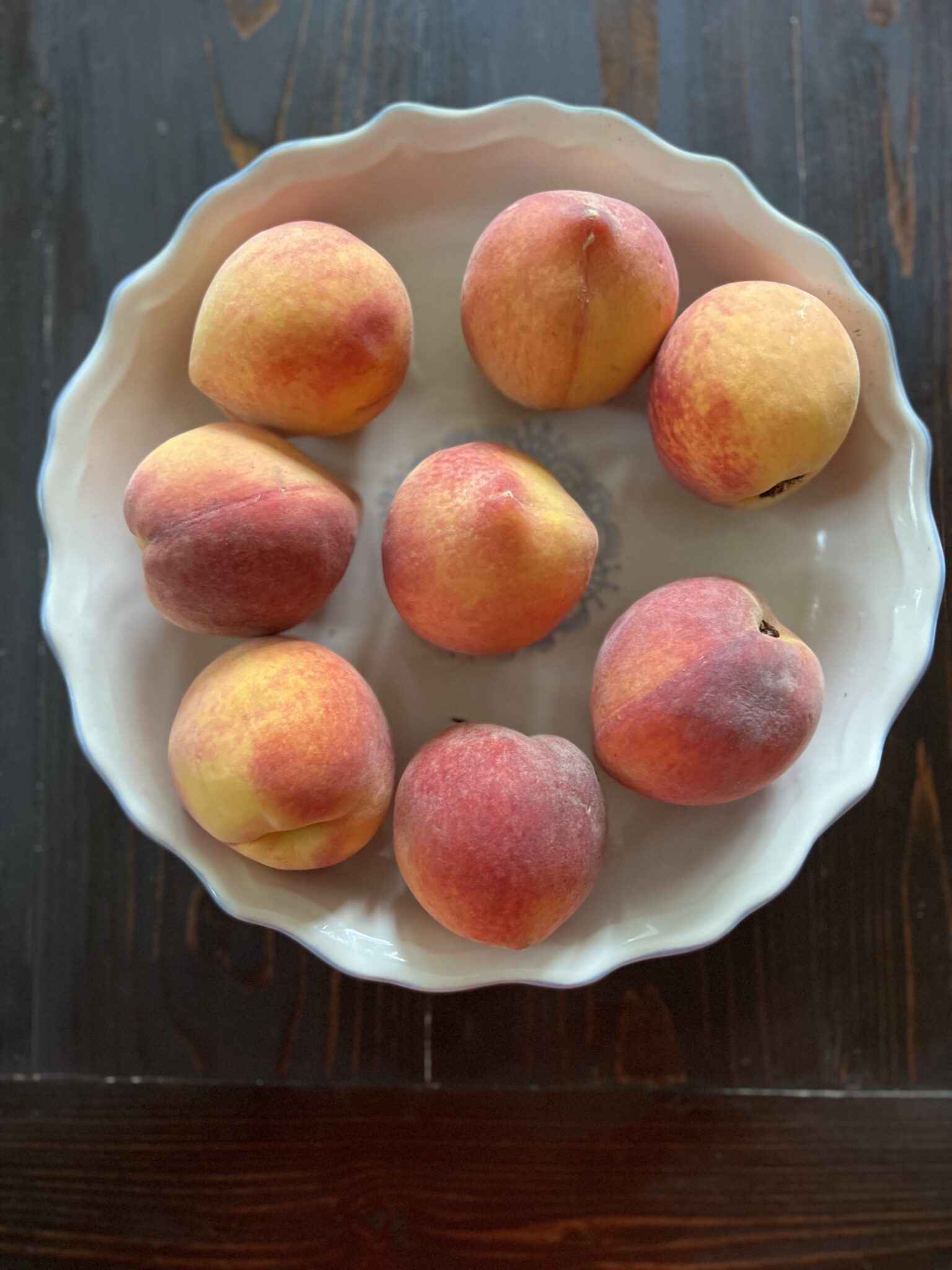 8 peaches in a pie plate