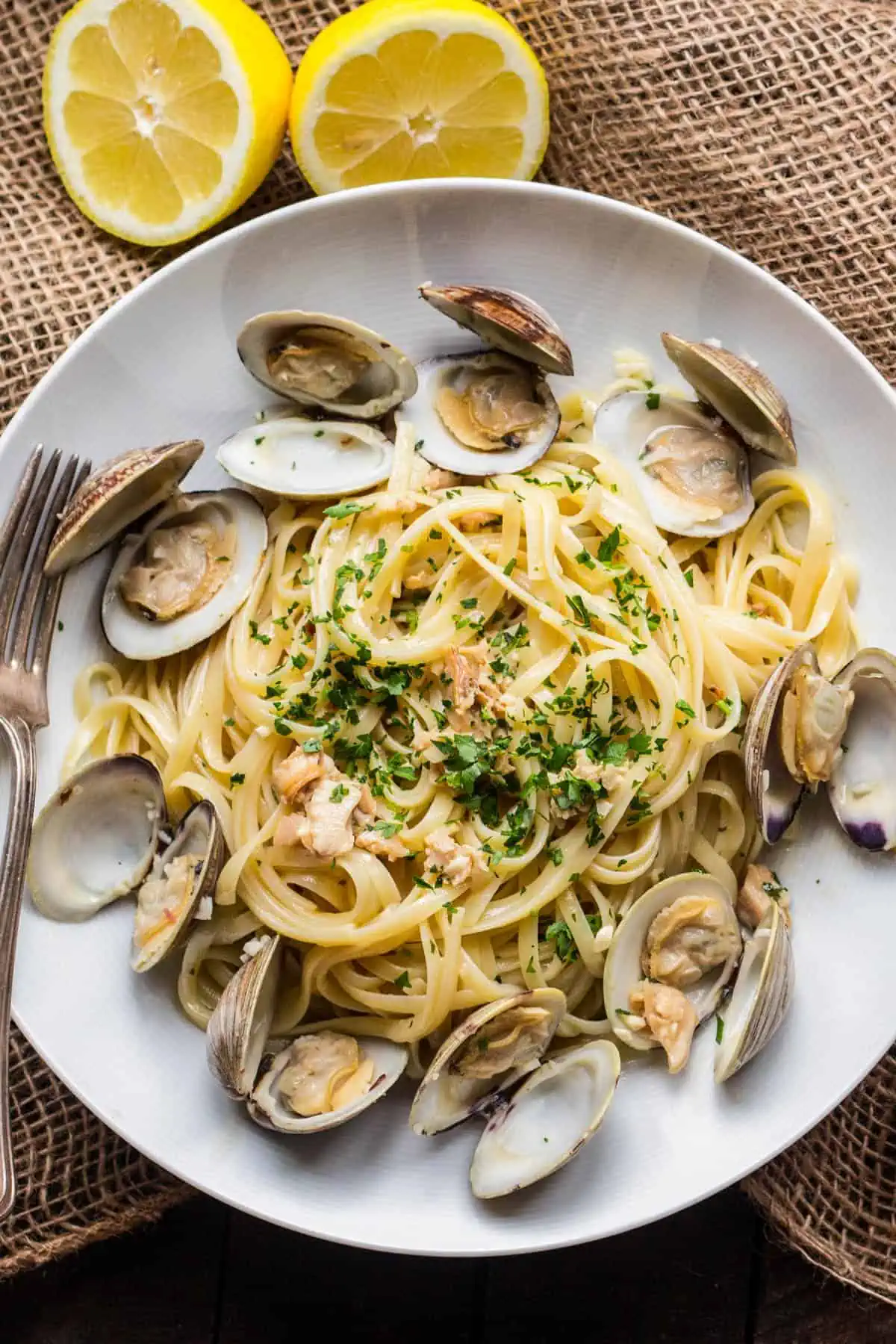 inguinvongole pasta with clam sauce and lemons