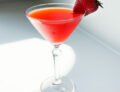 Daiquiri de fresa in a martini glass with a strawberry