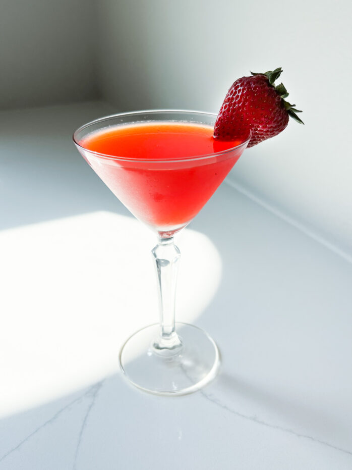 Daiquiri de fresa in a martini glass with a strawberry