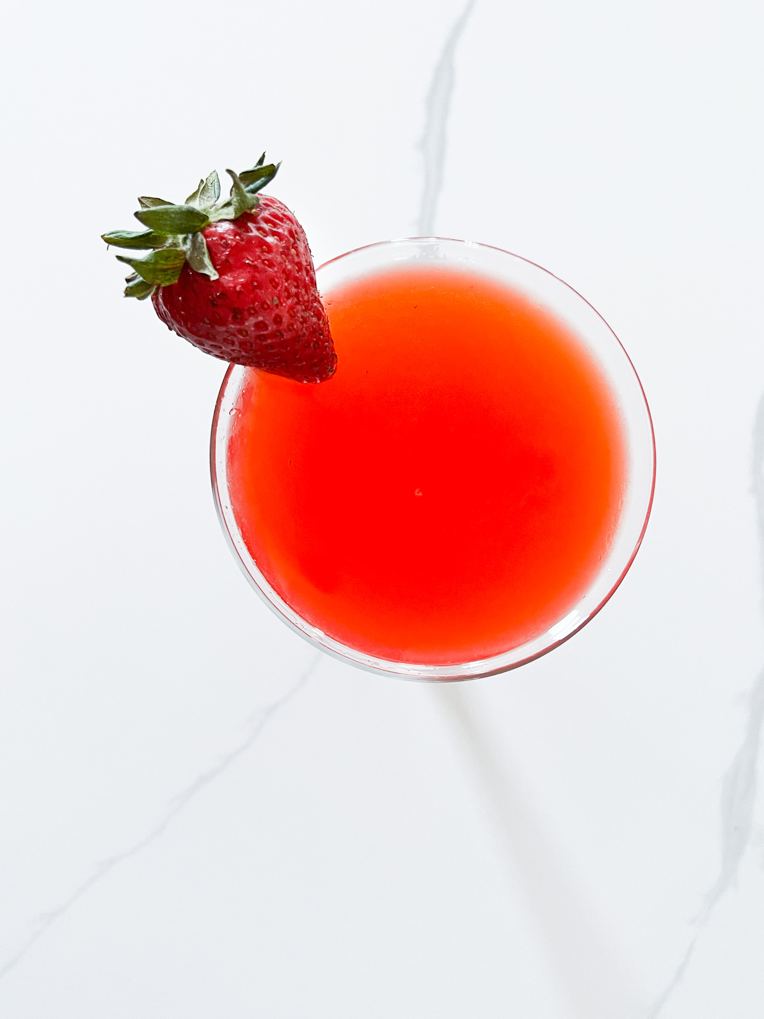 Daiquiri de fresa in a glass with a strawberry view from top down