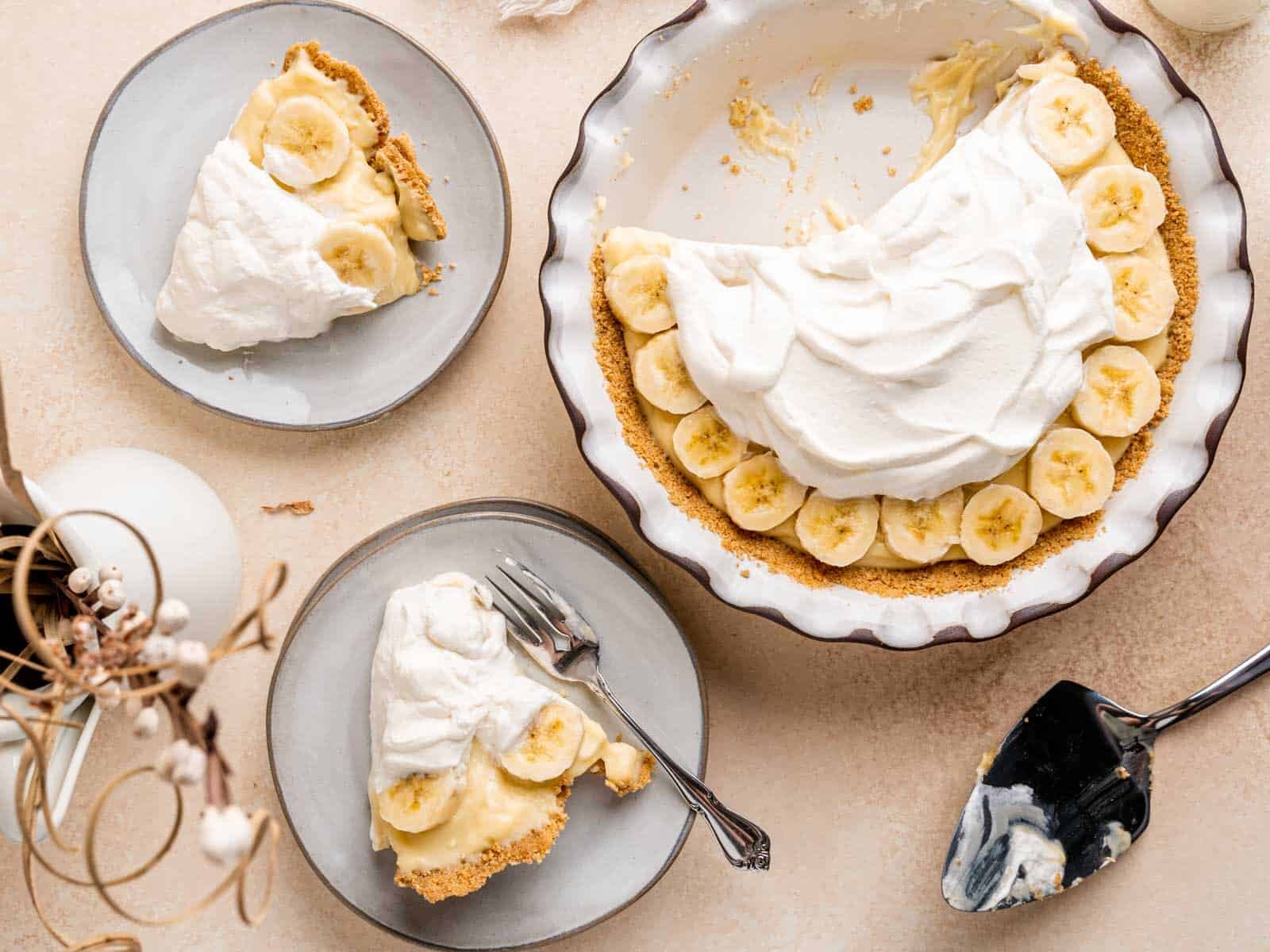 banana cream pie with graham cracker crust
